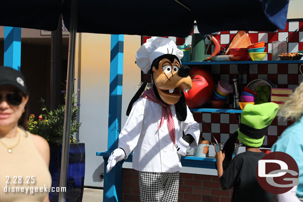 Chef Goofy meeting guests