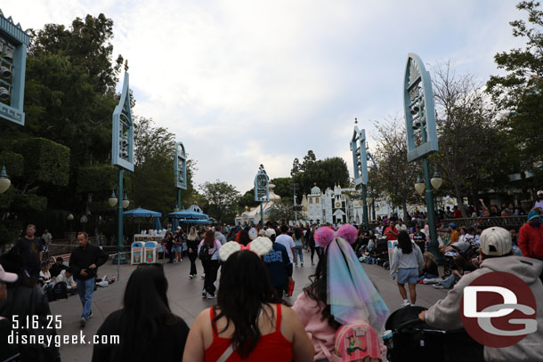 6:38pm - Small World Mall viewing for the 8:45pm Paint the Night Parade is full already.