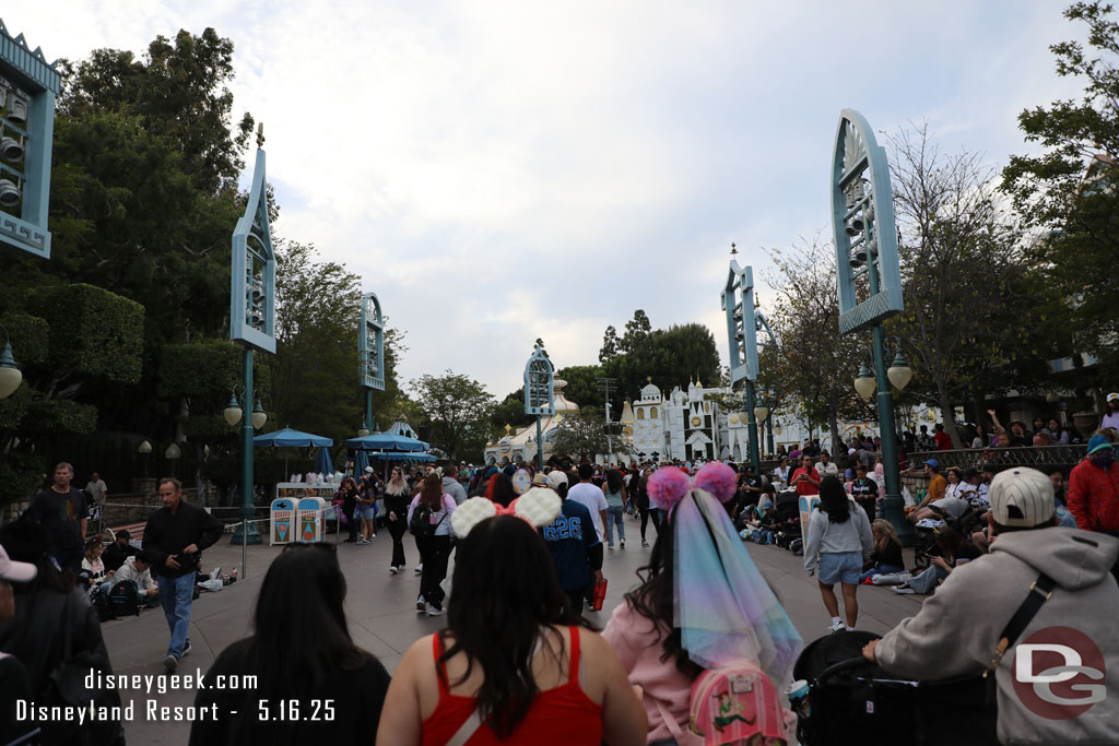 6:38pm - Small World Mall viewing for the 8:45pm Paint the Night Parade is full already.