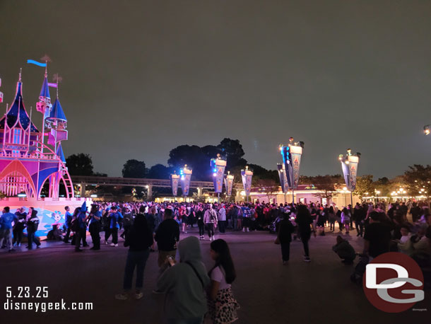 The queue for Disneyland was back to the Music Box this evening.