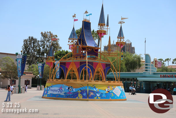 The Music Box in the Esplanade. The background audio this afternoon had returned to a regular mix of park attractions and shows. The music box audio from last week was not playing.