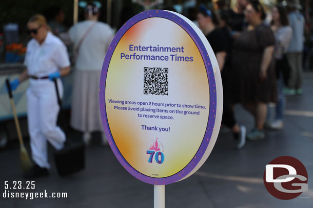 Signs up trying to convince guests not to queue up more than two hours before Paint the Night.
