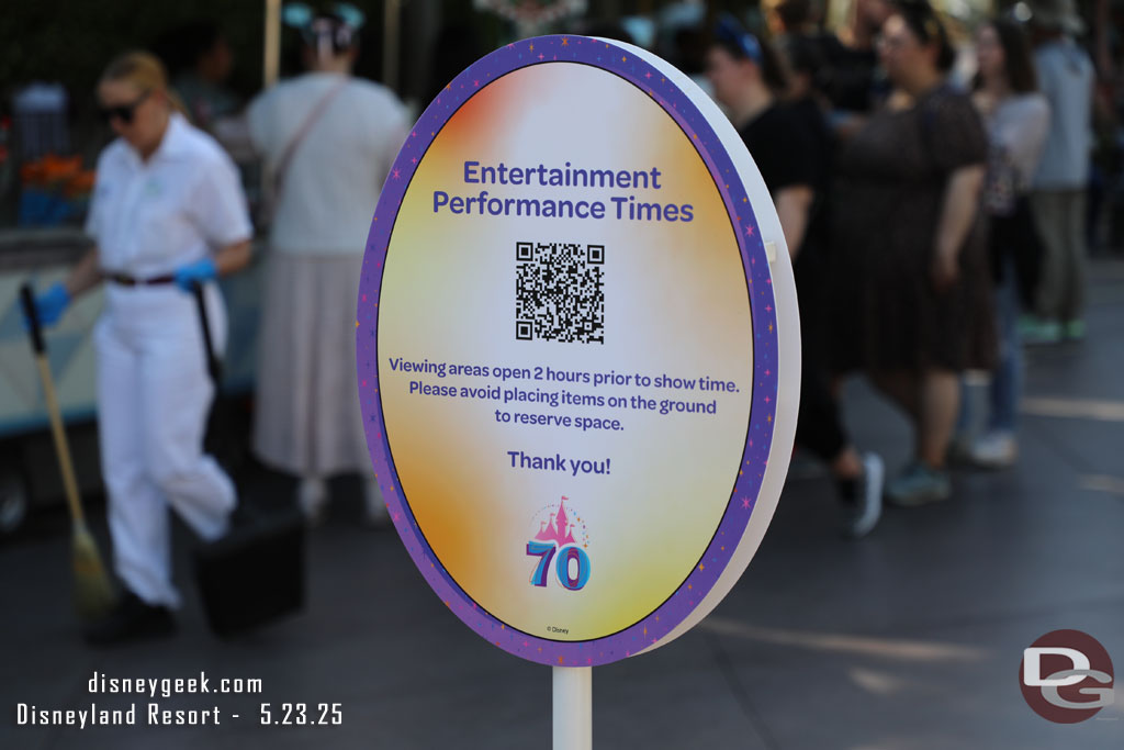 Signs up trying to convince guests not to queue up more than two hours before Paint the Night.