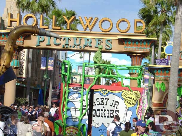 Then the floats stop for the first parade stop, Bugs stops in front of the Hollywood Backlot sign