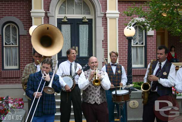 A band entertaining the crowd waiting for the parade premiere