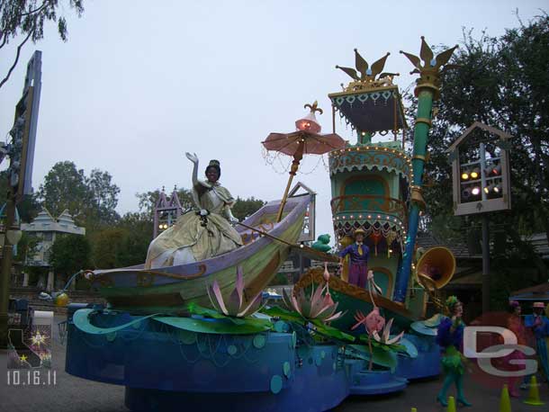 In the Small World Mall the Princess and the Frog unit from the Soundsational parade, complete with some performers.