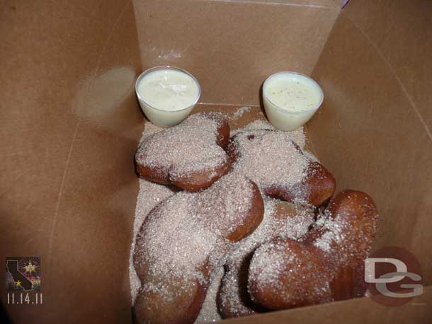 We start off this event with a look at some of the special food offerings of the evening. Here are some of the gingerbread benoit with eggnog dig from the French Market