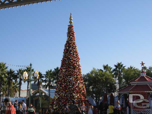 The old tree is still on the Pier so DCA has two large trees now.