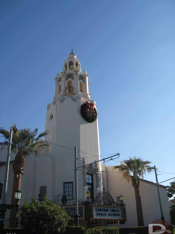As you come into Carthay Circle you get a great view of the Carthay with its wreath.
