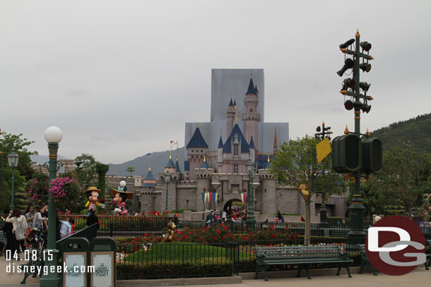 The Castle this morning with the spring time displays in front.  Because of the smaller trees the light/speakers for the parade route really stand out to me and clutter up the area.