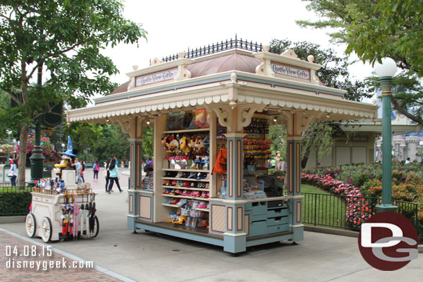 Castle View Gifts a souvenir kiosk as you approach the hub.  In the background is the line board to the left is Main Street to the right is Tomorrowland.