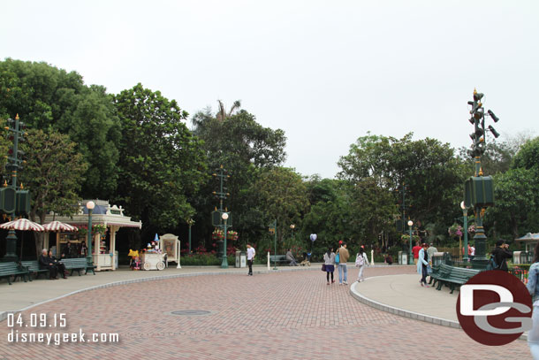 The hub.. toward Adventureland (left)