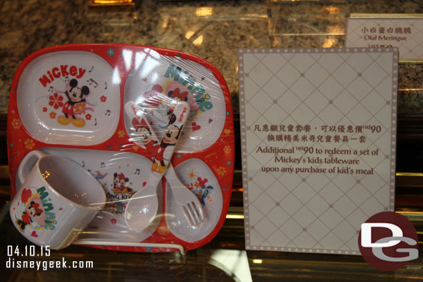 There is also a special Mickey kids tableware set available.