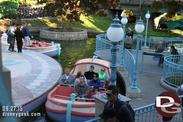 The boats here feature three rows and no live narration.