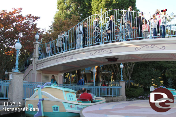 It is a continuous load from a rotating platform (just like Grizzly River Run or Kali River Rapids in the states)