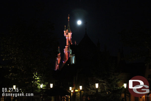 So I tried to get some pictures of it.  Here it is above Sleeping Beauty Castle.  Snapped this as Cast Members were clearing the area for Disney Dreams.. so only had a minute or so.