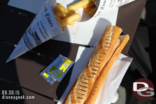 How they served the hot dog.. the bun/bread looked great.. the hot dog not so great to me.. I was told it tasted better than it looked.