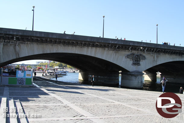A wider shot of the bridge.