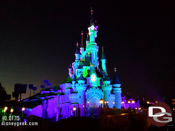 Found a spot for Disney Dreams on the Frontierland/Adventureland side of the castle fairly close to the front given it was only 15 minutes till show time.