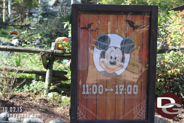 Mickey is available in the ranch for pictures at an area they call La boite a citrouilles de Mickey (Mickeys Box of Pumpkins)