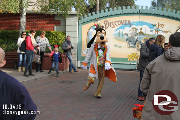 Goofy arriving for pictures.