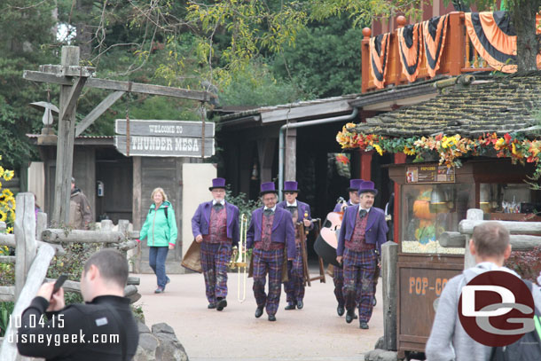 The Frontierland Band arriving.