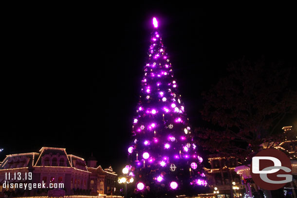 The Christmas tree and garland change color