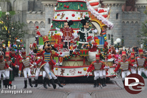 Goofy leading the parade toward me.