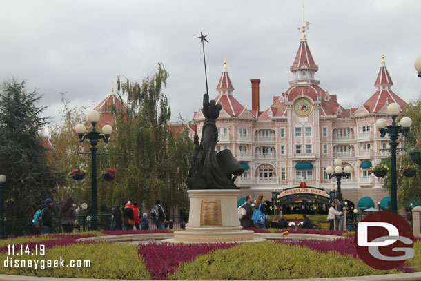 The Disney Legends statue 