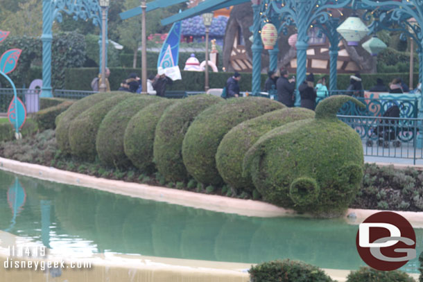 A fun topiary near the Mad Hatters Tea Party.