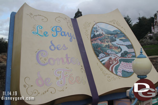 Made my way to Le Pays des Contes de Fees (Storybook Land Canal boats) since the boats should have dried out by now.