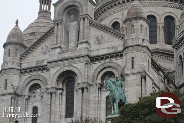 Turning around a closer look at Sacré-Cœur Basilica 