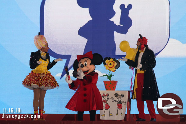 Minnie enlists the help of two party planning friends.