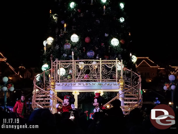 Showtime for Mickey's Magical Christmas Lights - Mickey et la Magie des Lumieres de Noel