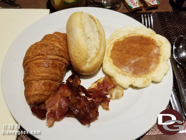 Stopped by the Compass Club Lounge for breakfast just before 9am.