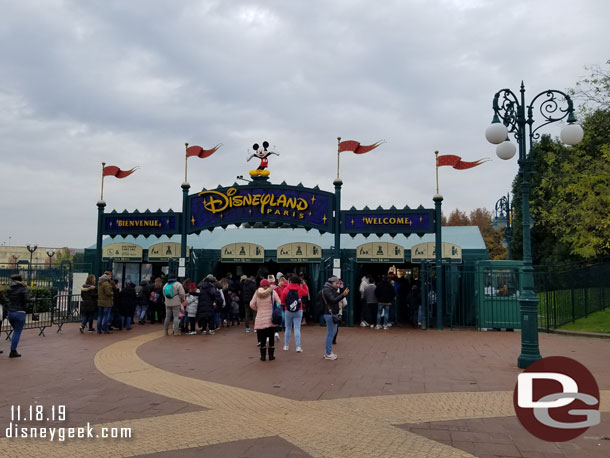 Arriving at the parks, short security lines today. (About 25 min from previous picture at the hotel).