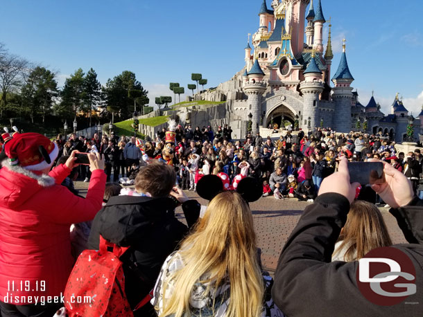 The crowd was not too heavy today. I was able to walk up to the second row.