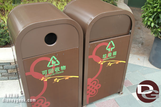 Disneytown trashcans (for our photo gallery collection at some point and those that always want to see the various designs)