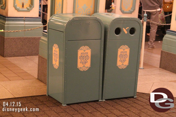 Toyville Trolley Park trashcans