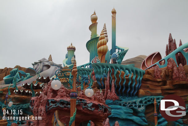 This section looks at the Mermaid Lagoon in Tokyo DisneySea.  It was pouring rain outside so we skipped those attractions.  