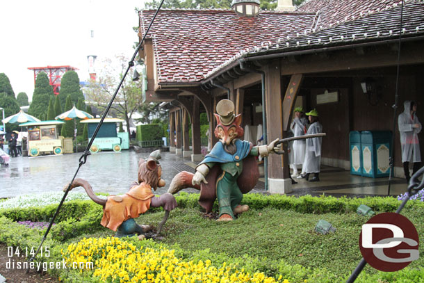 I then walked quickly through the downpour and Fantasyland to get ahead of the parade