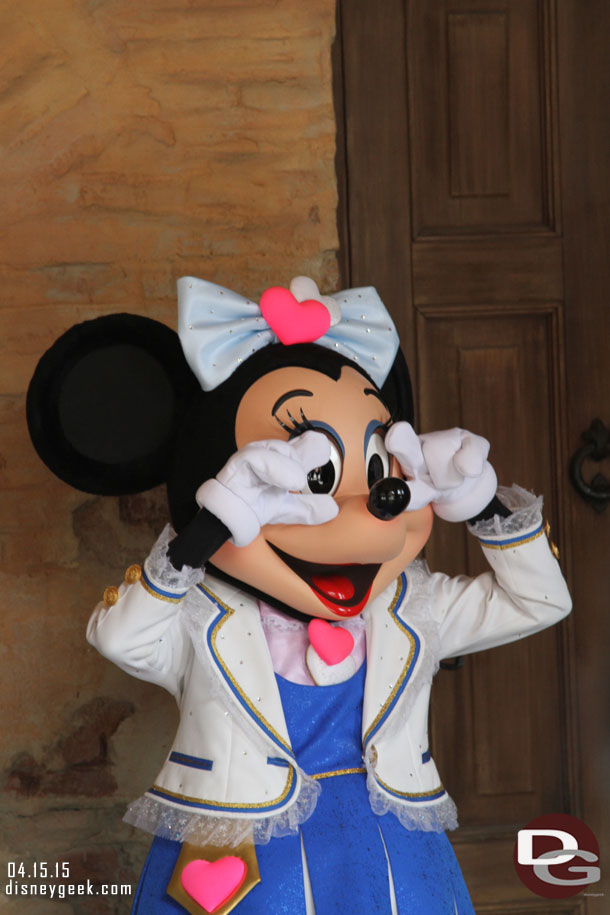 Minnie out greeting guests