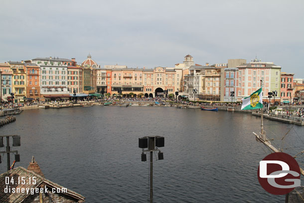 Guests lined up around the harbor for Fashionable Easter but it is very windy.