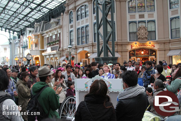 A piano player in the center entertaining the crowd.