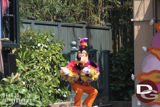 Goofy arriving.