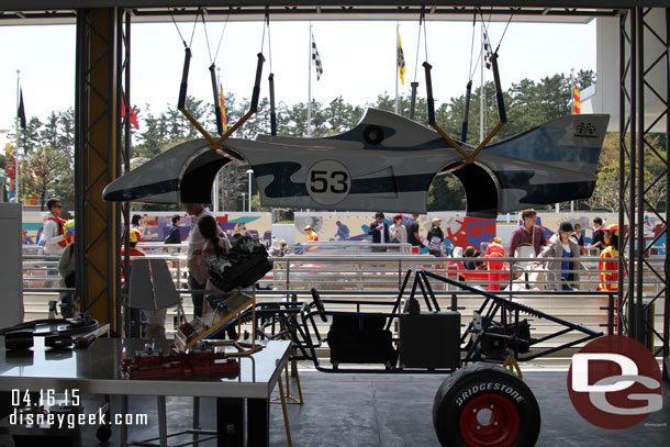 The beginning of the queue passes the pit area.  Where cars in various stages of being worked on.