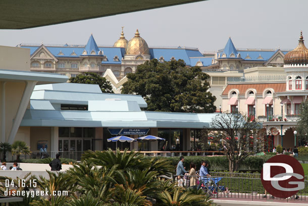 The view from my table.. Looking toward World Bazaar and beyond it the Disneyland Hotel.