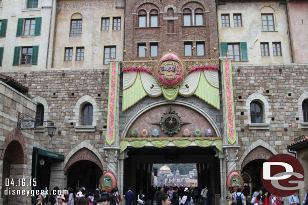 A last look back into the park before bidding DisneySea goodbye.