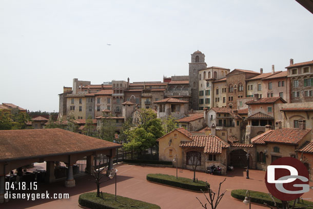 The park entrance on the left the hotel on the right.