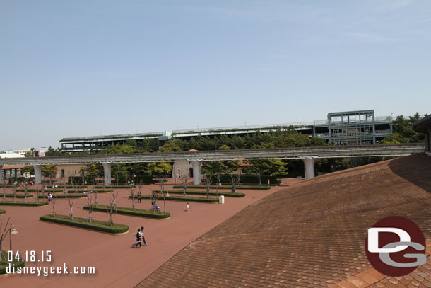 Looking the other way you can see the parking structure on the other side of the Monorail beam.